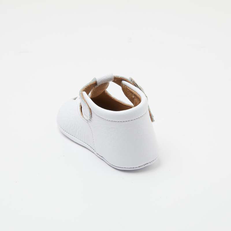 Beyaz Deri Kalp Delikli Bebek Ayakkabısı