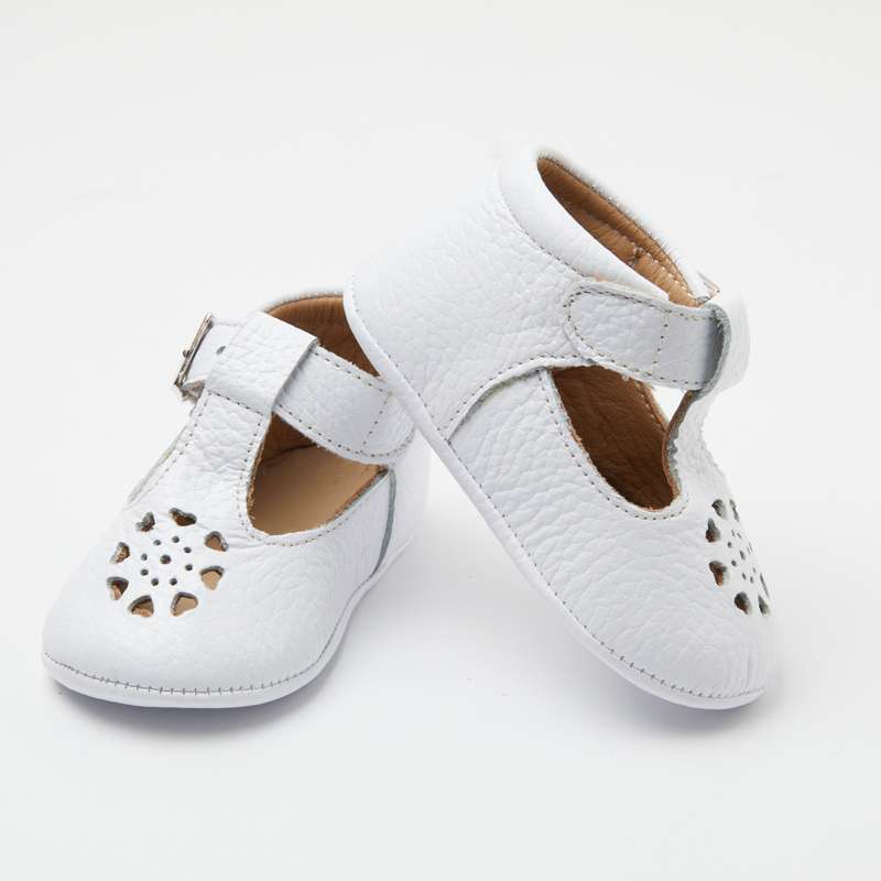 Beyaz Deri Kalp Delikli Bebek Ayakkabısı